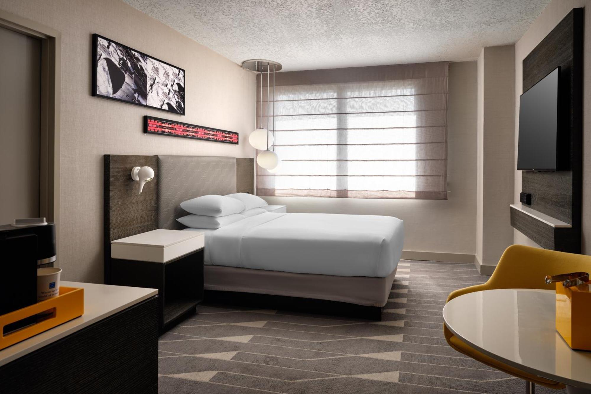 Habitación con cama grande y vistas a la ciudad - Planta superior