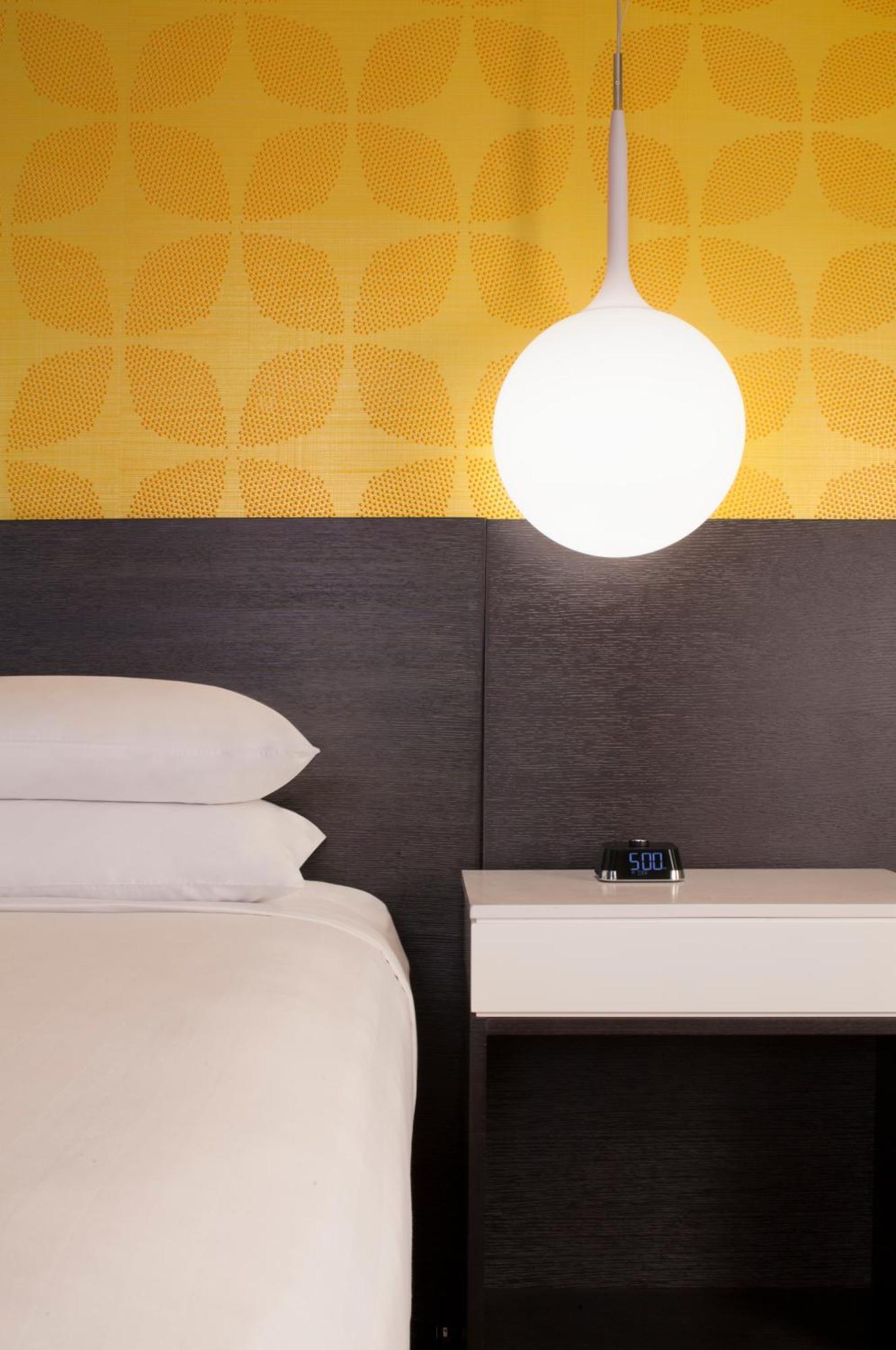 Habitación con cama extragrande.